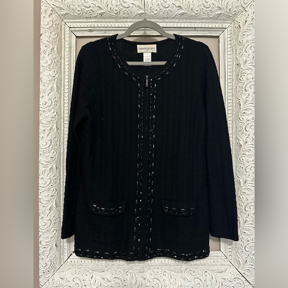 Vintage Bloomingdale’s 100% wool full zip cardigan. Size L. ❣️